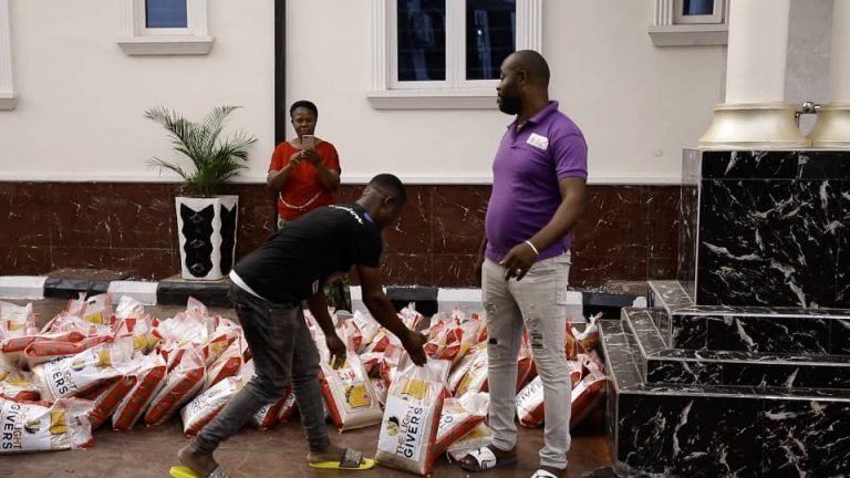 ANOTHER COVID-19 PALLIATIVE BY THE LIGHT GIVERS HUMANITARIAN FOUNDATION TO CUSHION THE EFFECTS OF ECONOMIC HARDSHIP IN IHIALA LOCAL GOVERNMENT AREA ANAMBRA STATE NIGERIA ON 24th DECEMBER 2020.